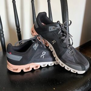 ON Cloud Running shoes Sz 9
